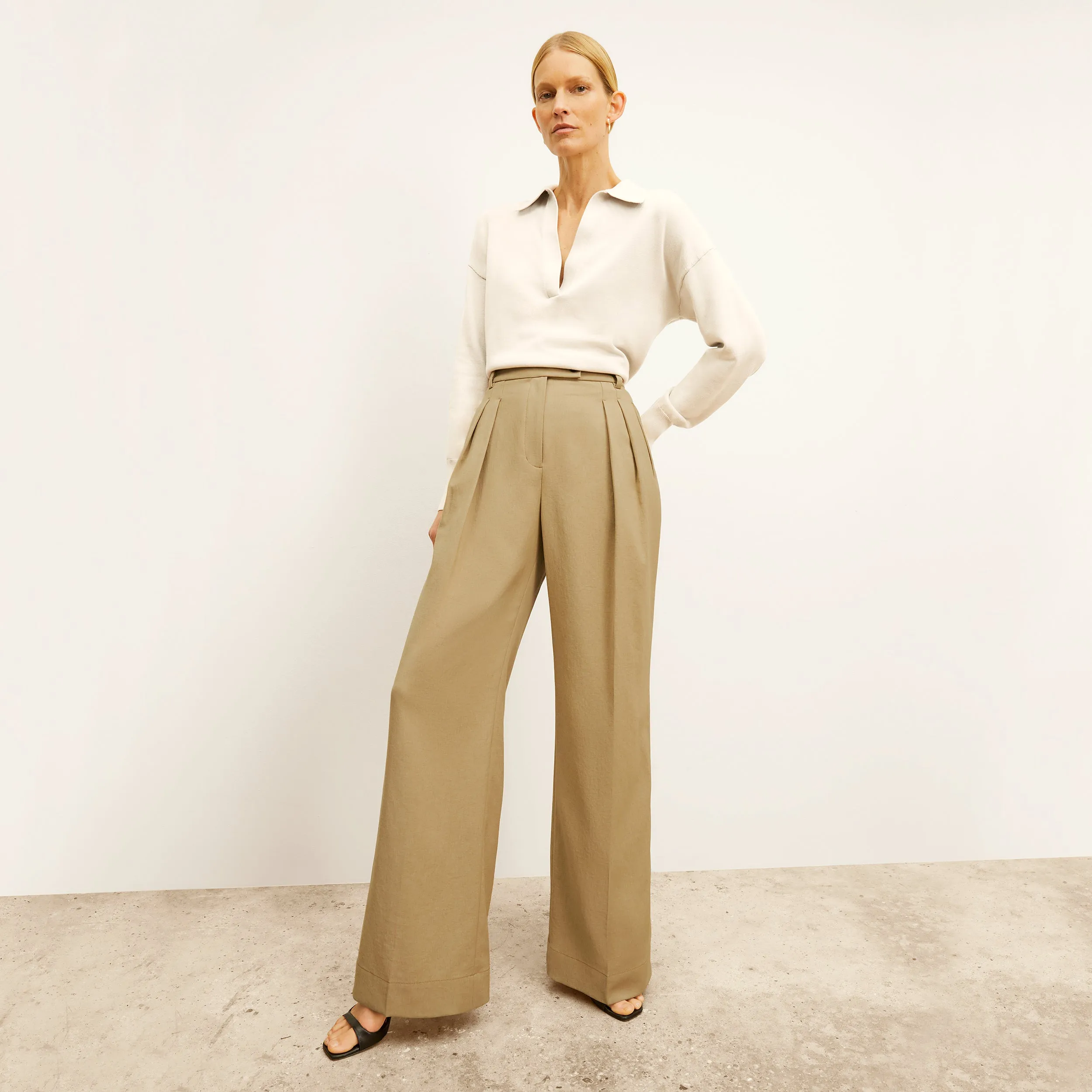 Bia Pleated Trouser - Air Twill :: Macaroon