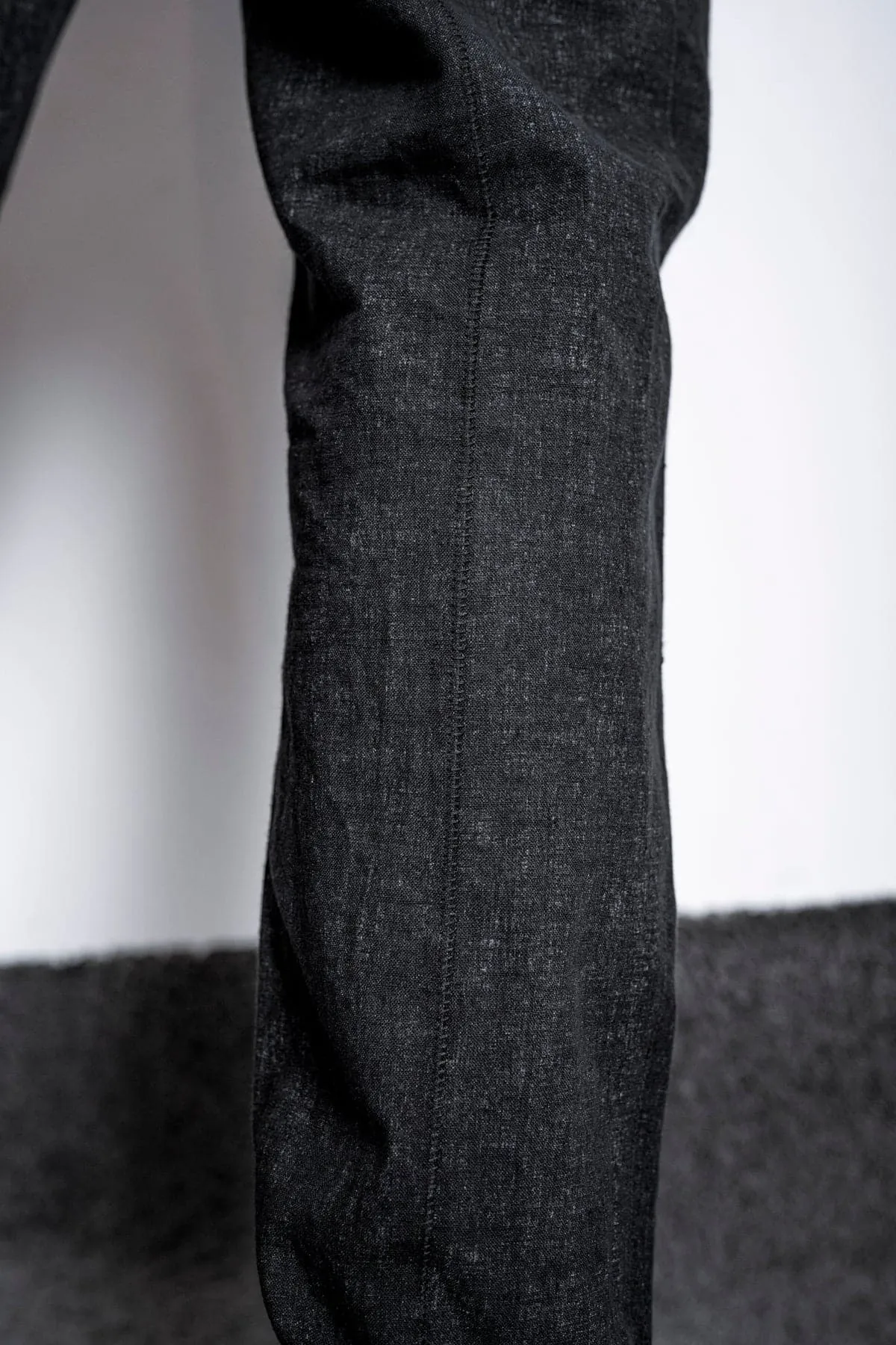 eigensinnig wien | Meinong | Schwarze Tapered Bundfaltenhose für Herren aus Leinen